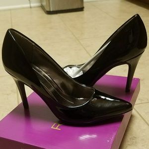 Glossy black pointy toe heels, sz 6